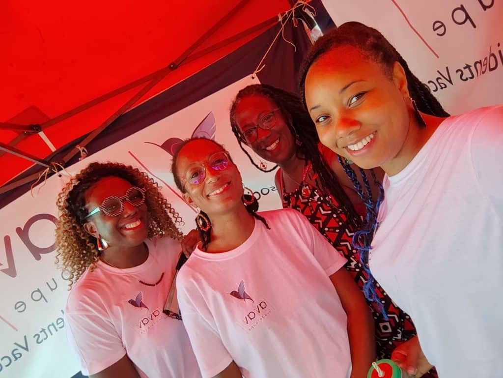 photo de groupe évènement AVAV Guadeloupe de femmes portant des produits de la boutiques AVAV Guadeloupe