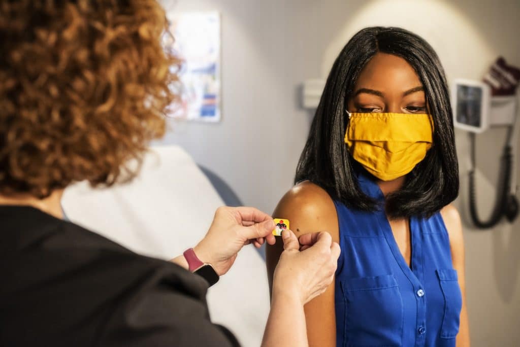 Effets indésirables des autres vaccins femme qui se fait vacciné
